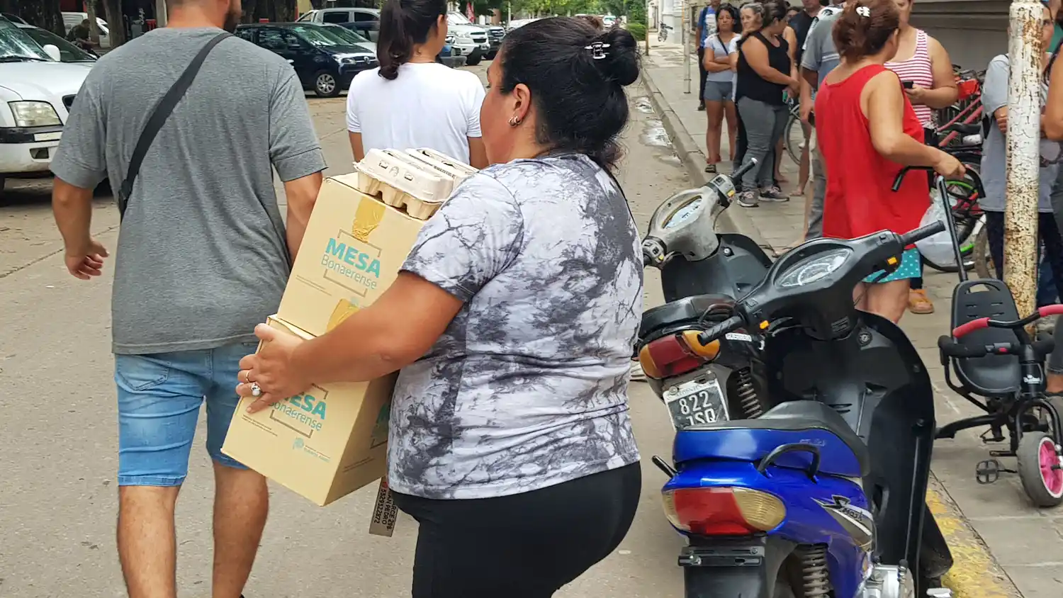 Las familias retiran una caja por hijo que concurre a la escuela.