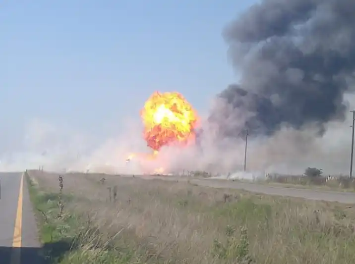 #Video General Las Heras: Se incendió un camión que transportaba garrafas