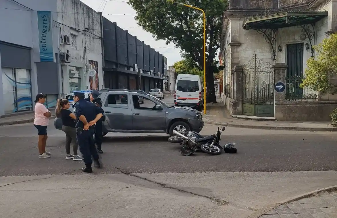 Una motociclista fue hospitalizada tras un choque en pleno centro de la ciudad