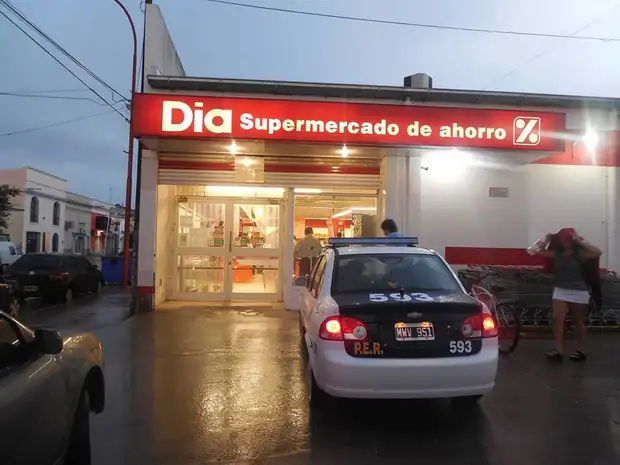 Detienen a una pareja con un bebé por robar mercadería en un super