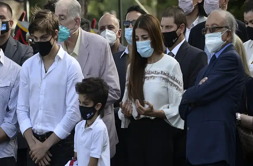Los restos del ex presidente Carlos Menem fueron sepultados en el cementerio donde se encuentran lo de su hijo