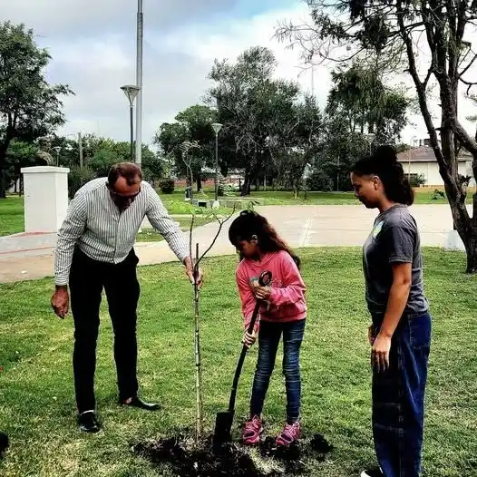 Villa Clara conmemoró el Día de la Memoria con un acto y la plantación de un árbol