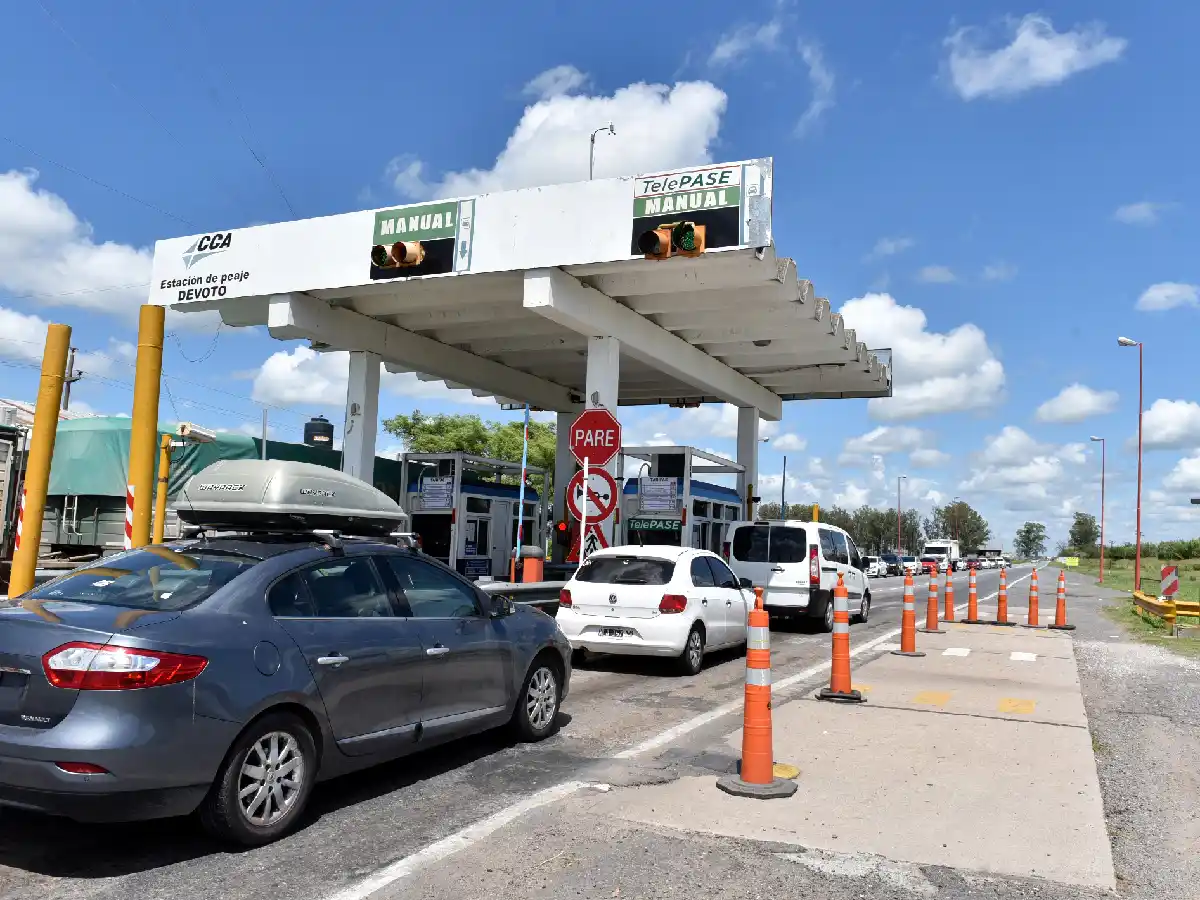 Por la crisis y el alza de nafta, pasan menos vehículos por el peaje