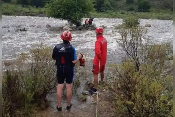 Rescatan a dos personas atrapadas por la creciente del río San Antonio en Córdoba