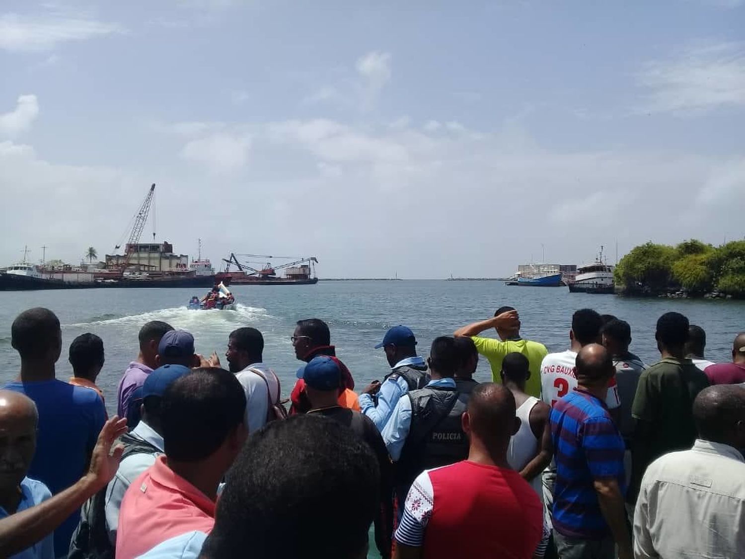 Trinidad y Tobago el destino de la embarcación:  Detienen a 11 hombres y una mujer por tráfico de personas