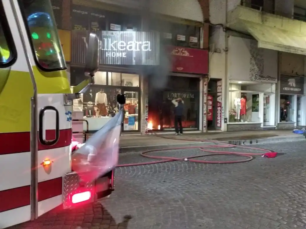 Bomberos rescataron a una mujer que quedó atrapada  en el incendio de un comercio