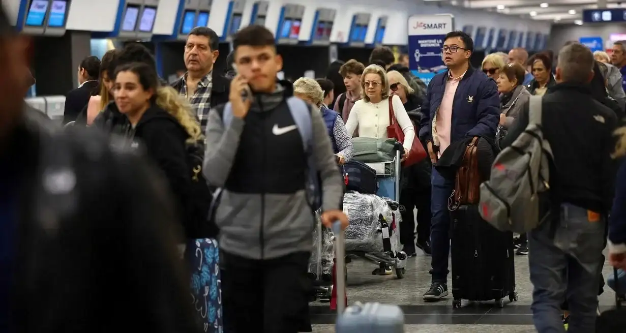 A pesar de que el número de turistas extranjeros aumentó un 7,4% respecto al año anterior y los viajes de argentinos al exterior disminuyeron un 13,2%, el saldo fue negativo en 3.485,7 mil turistas. Foto: Archivo / REUTERS / Agustin Marcarian