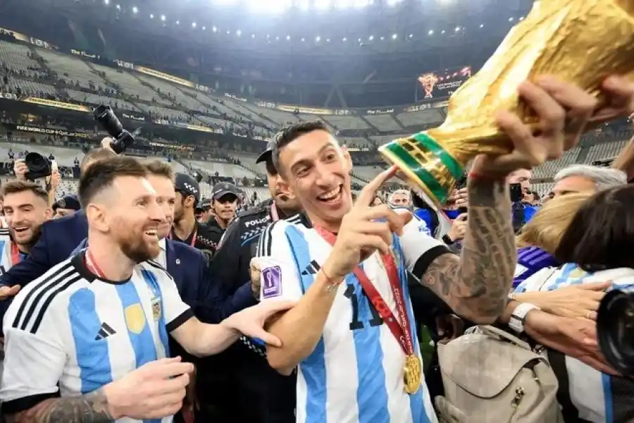 Un ufólogo que asegura tener línea directa con los ovnis afirmó que Messi y Di María usaron clones en el mundial