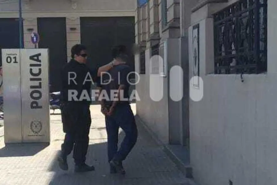 Fue detenido luego de provocar daños a embarcaciones con su máquina retroexcavadora