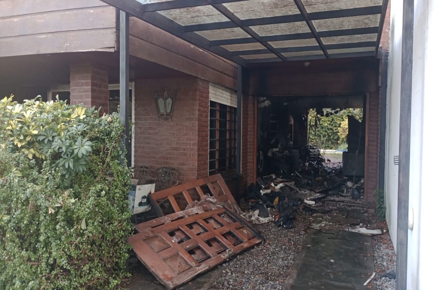 Se incendió la cochera de una casa y se propagó a toda la propiedad