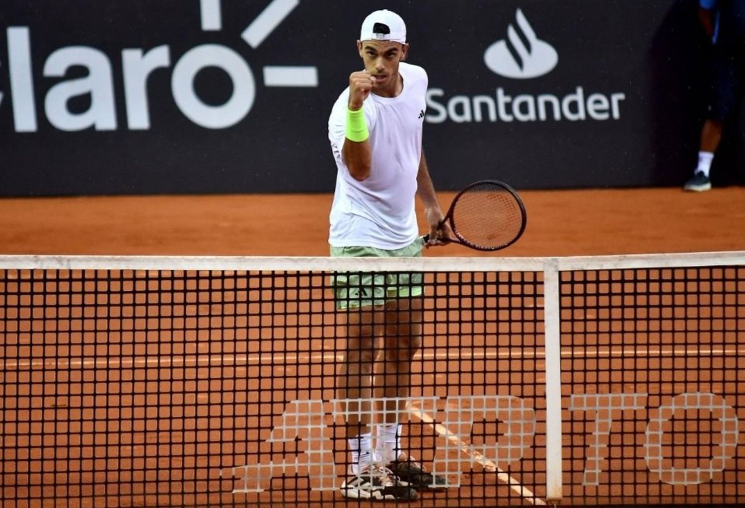 Cerúndolo avanza en el torneo carioca.