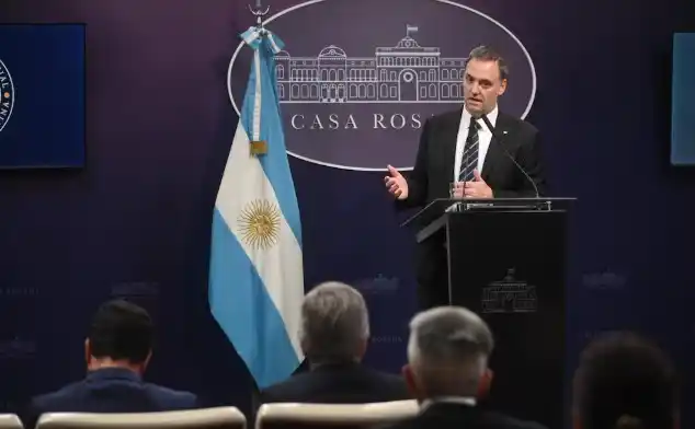 Manuel Adorni en conferencia acompañado en primera fila por el ministro de Economía, Luis Caputo.