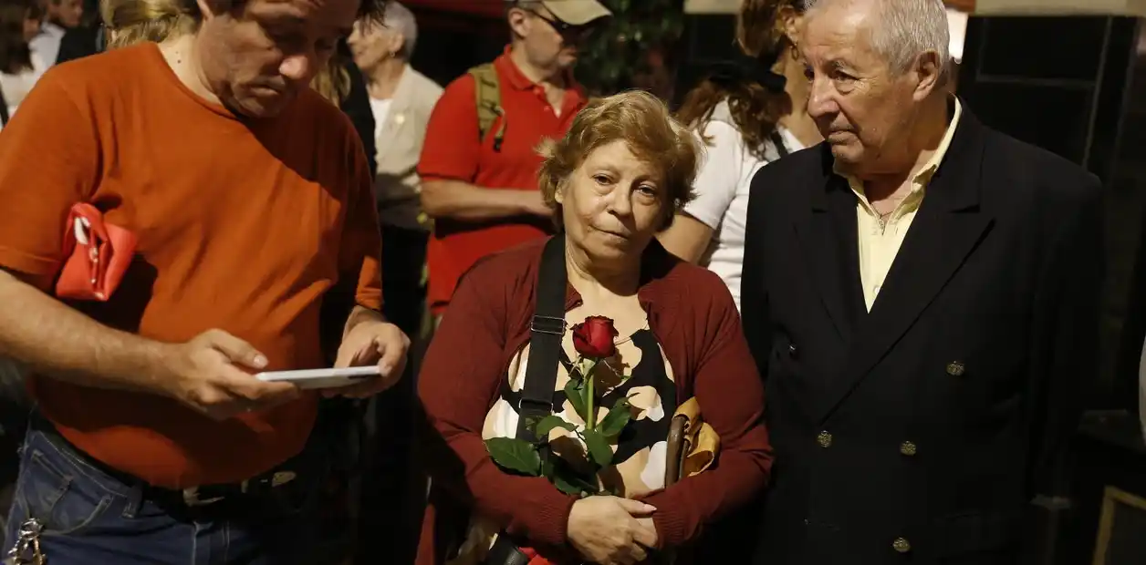 Admiradores de Jorge Lanata hicieron largas filas para poder ingresar a darle el último adiós. Foto Francisco Loureiro