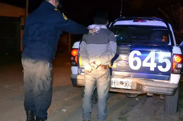 Lo sorprendieron en el patio de una casa y lo detuvieron
