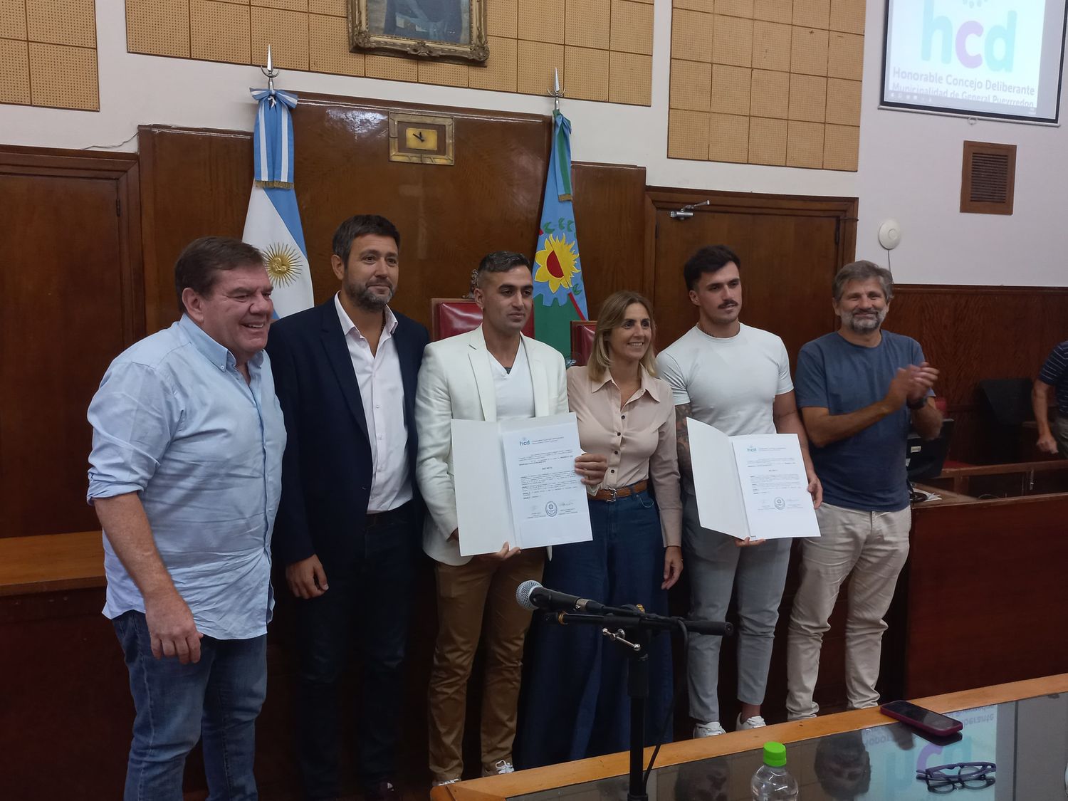 El HCD reconoció a dos deportistas de motocross locales: "Nos motiva a crecer"