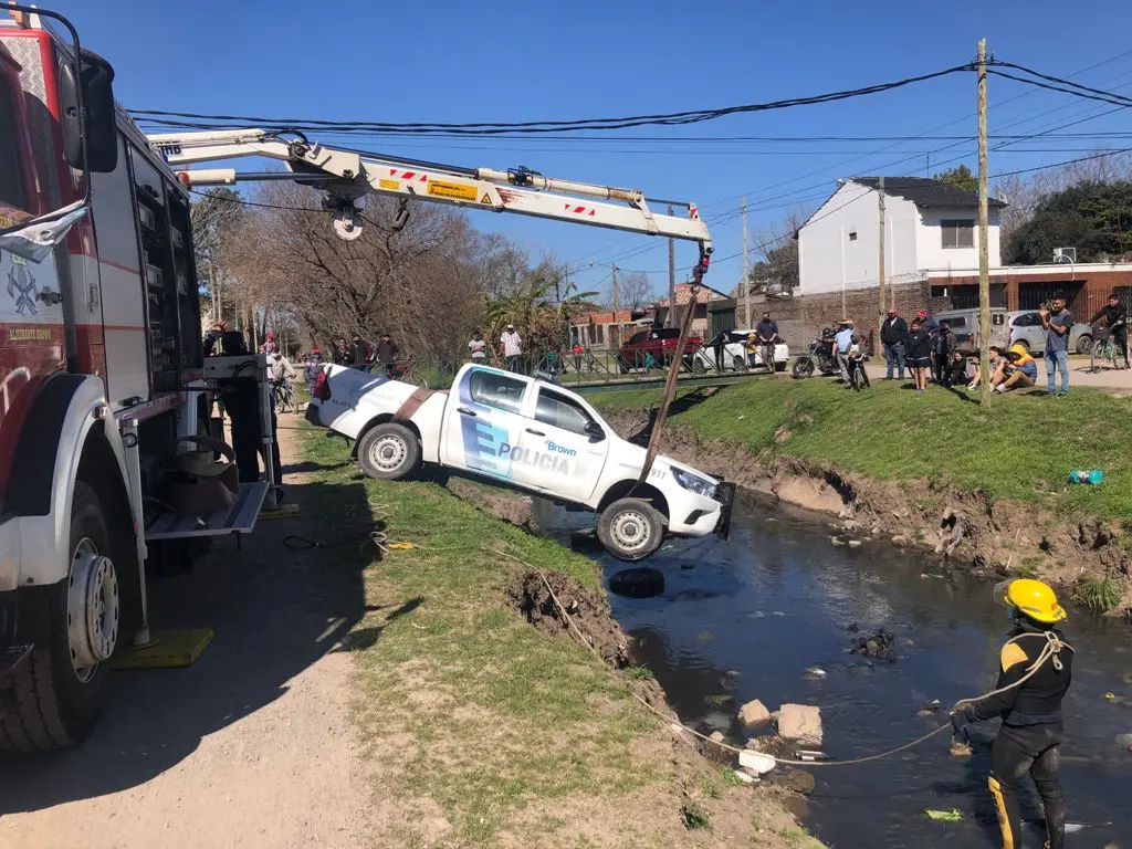 Burzaco: Una persecución terminó con un patrullero en el arroyo