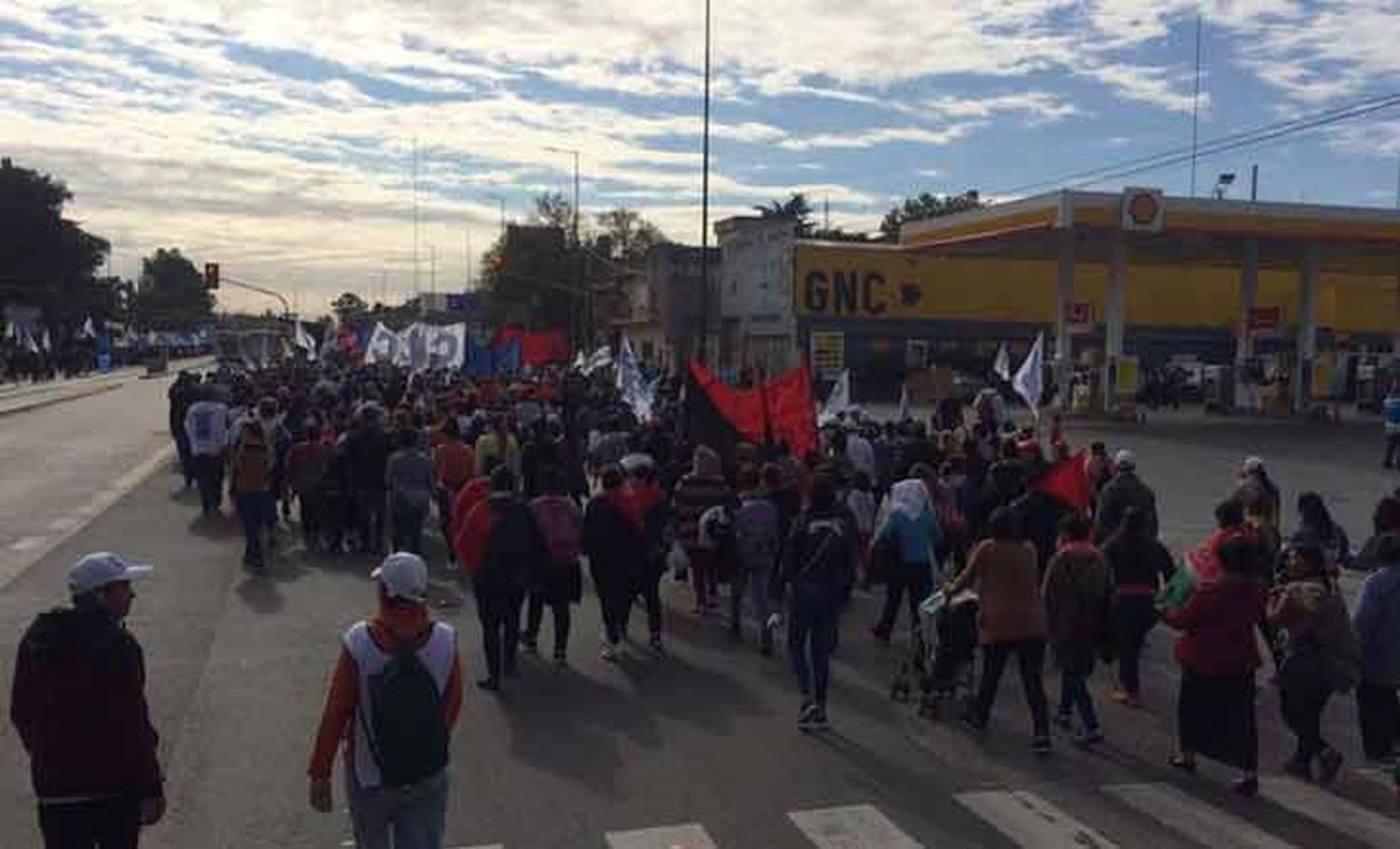 La Matanza: Organizaciones sociales marchan "contra los tarifazos y el FMI"