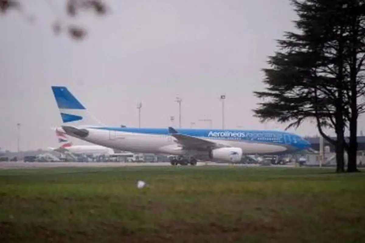 El avión se tambaleó peligrosamente por el fuerte viento,