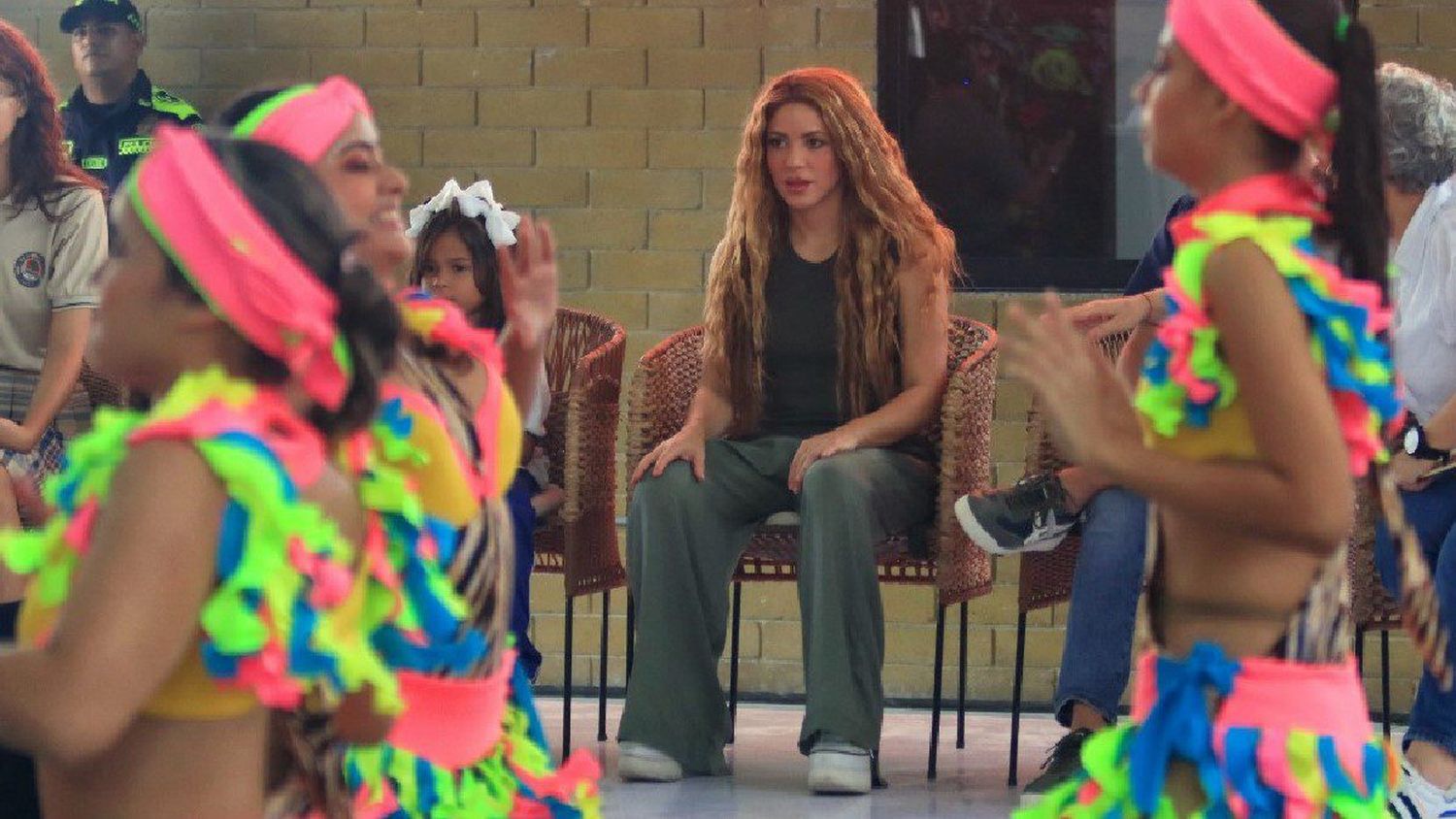 NO SOLO CANTA Y MENEA LAS CADERAS: Shakira inaugura escuela en su ciudad natal