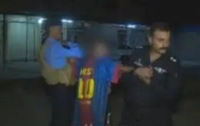 Un "chico kamikaze" con la remera de Lionel Messi