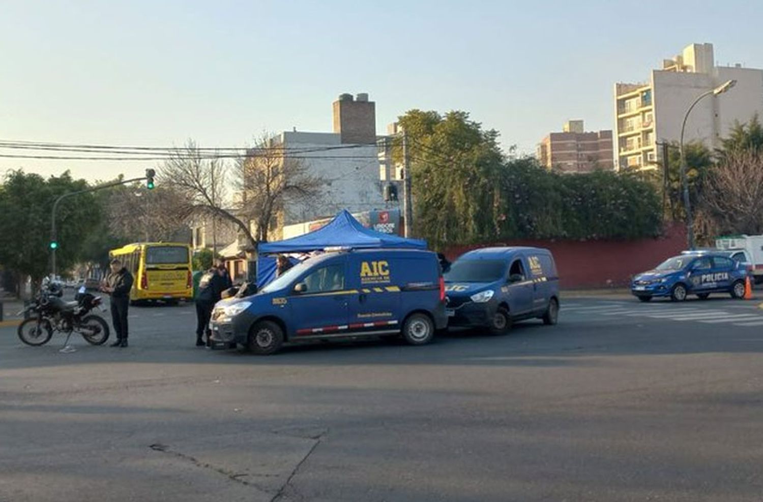 El motociclista que falleció en el siniestro vial de Avellaneda y San Lorenzo tenía un disparo en el hombro