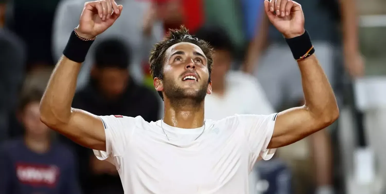 Tomás Etcheverry venció a Nishioka y accedió a cuartos de final en Roland Garros