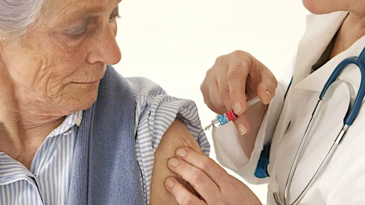 Evalúan adelantar la campaña de vacunación ante el avance de la “supergripe” H3N2