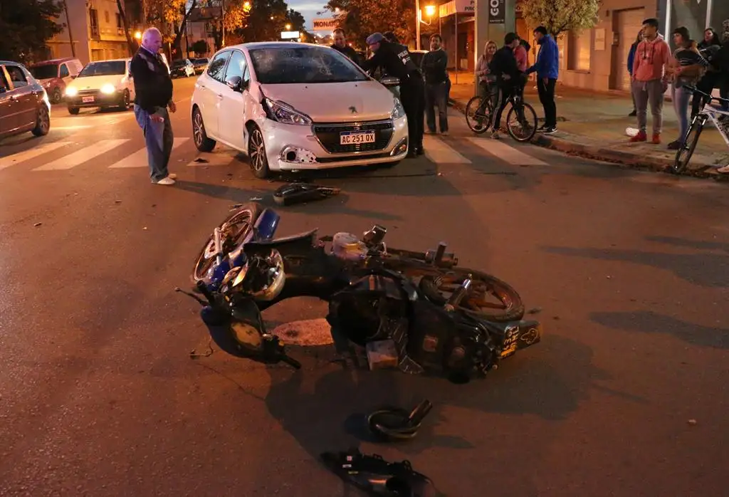 Joven hospitalizado tras accidente en avenida 