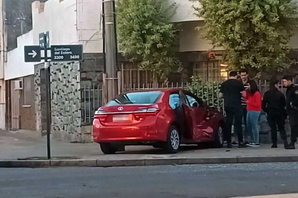 Santa Fe: un impactante choque entre dos autos terminó con uno de ellos sobre la vereda