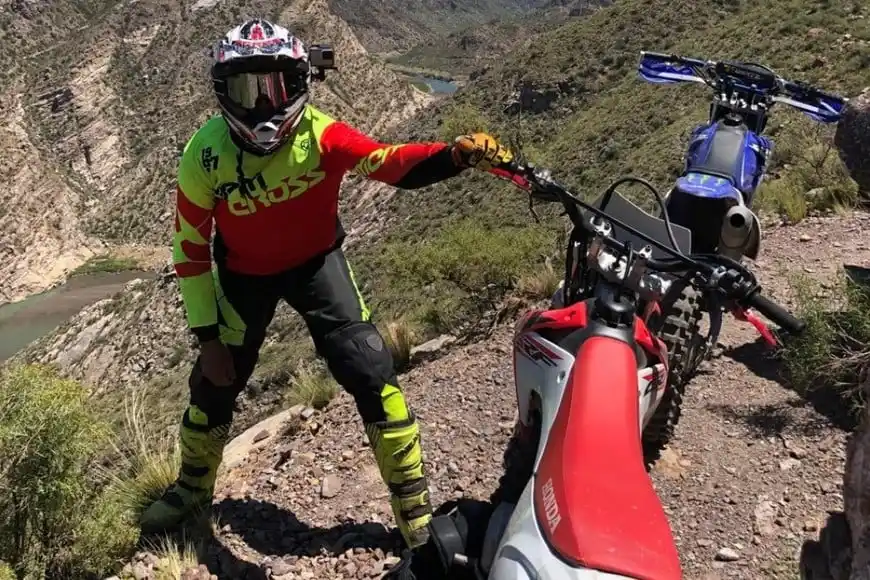 Delincuentes robaron el equipo de competición y gran cantidad de bebidas a un equipo de motociclismo en San Genaro