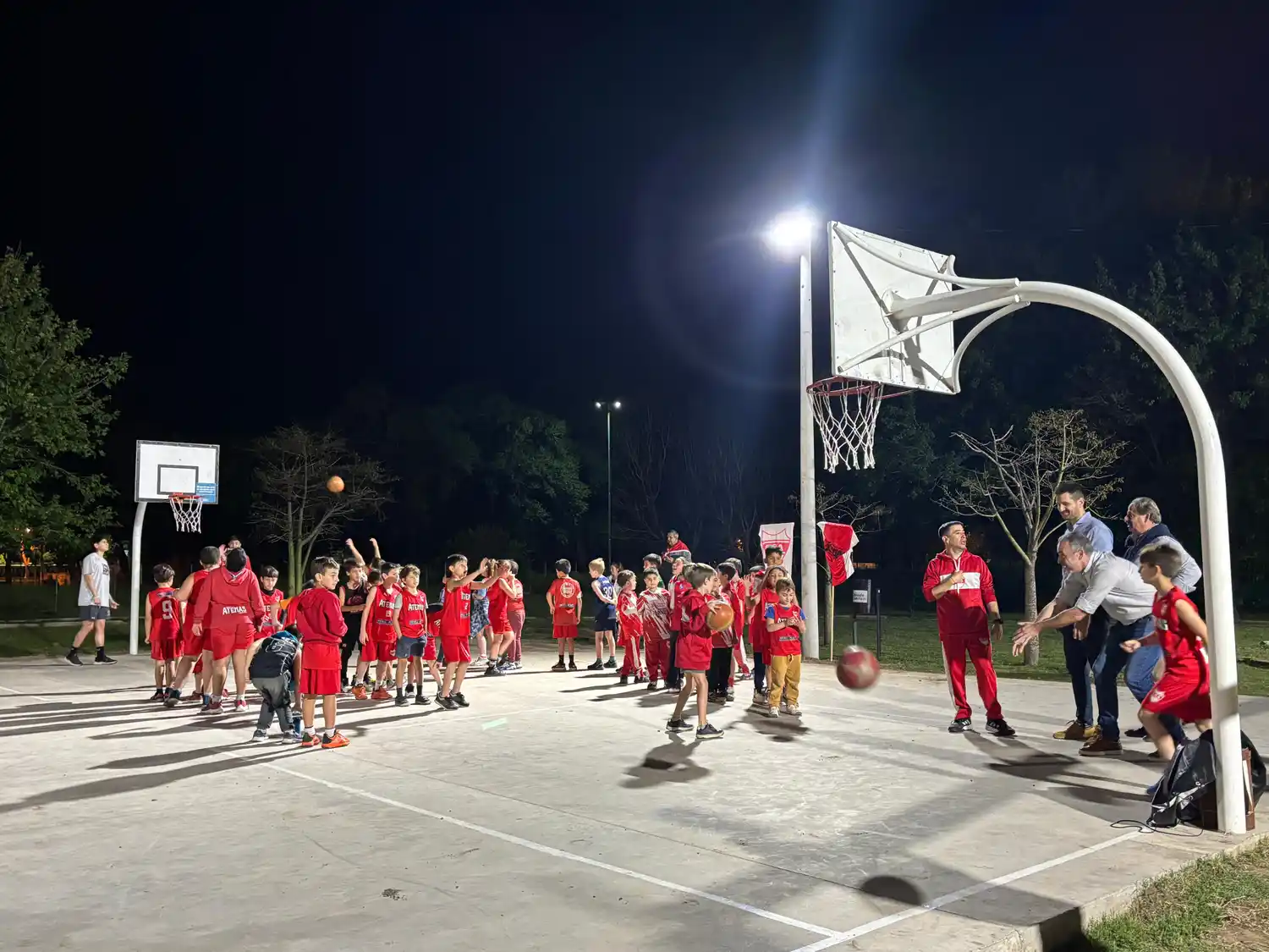 Los más chicos disfrutaron de la cancha de minibásquet