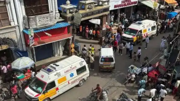Estampida en templo de India: dos muertos y 29 heridos tras la caída de un cable eléctrico