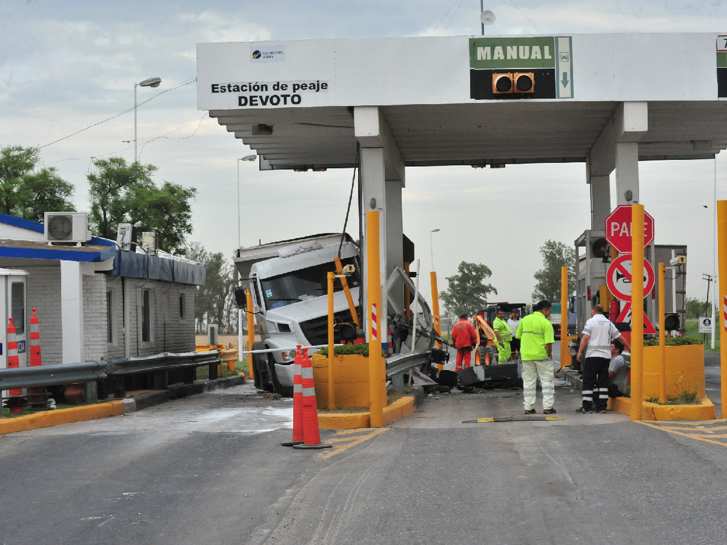 Imputaron al camionero que se estrelló contra la cabina de peaje de Devoto  