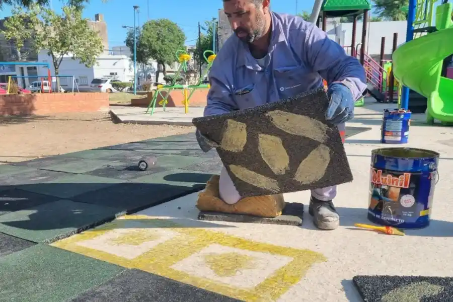 Colocación de pisos antigolpes en Parque Malvinas Argentinas