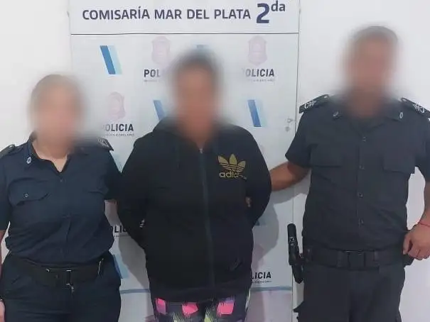 La mujer huía a bordo de un taxi cuando fue detenida.
