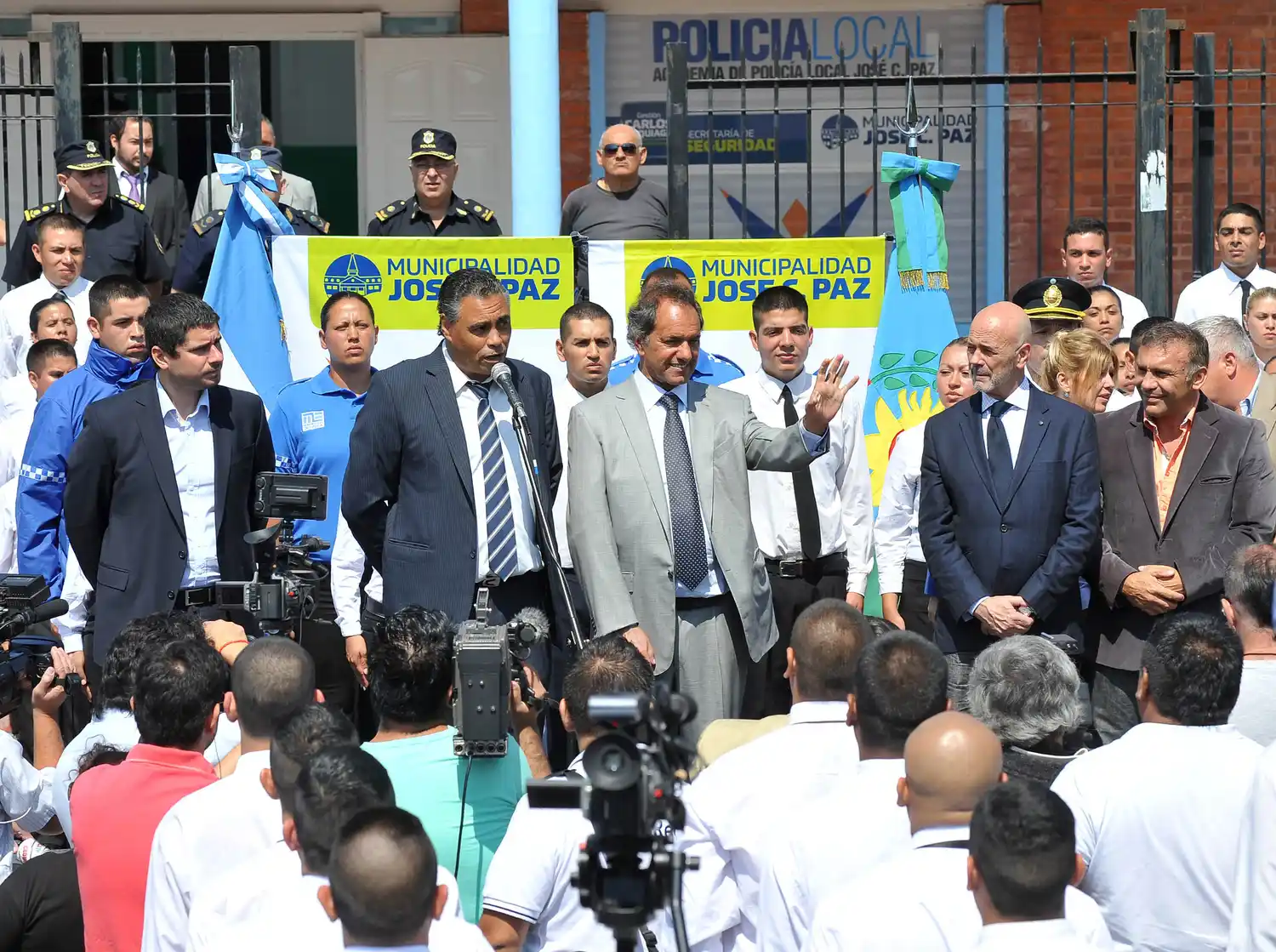 Scioli inauguró obras y entregó escrituras en Moreno y José C. Paz