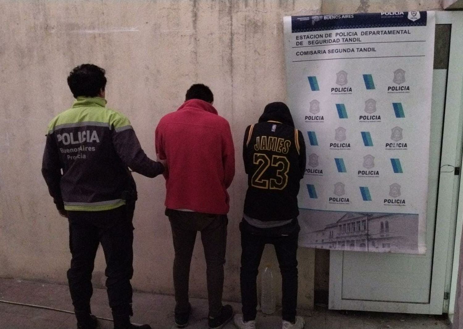 Entraron a un negocio a punta de cuchillo, robaron y luego fueron aprehendidos