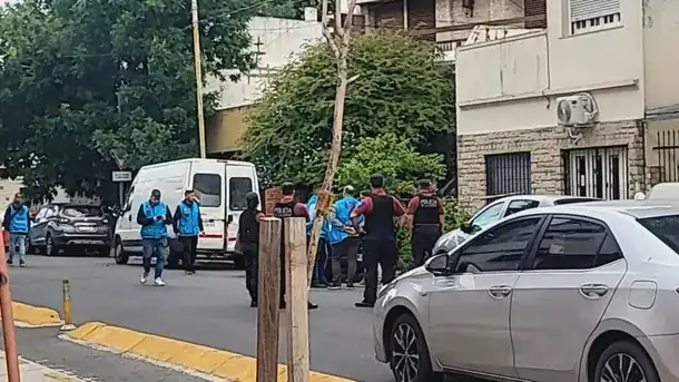 Ambos cuerpos sin vida en una habitación de la vivienda.