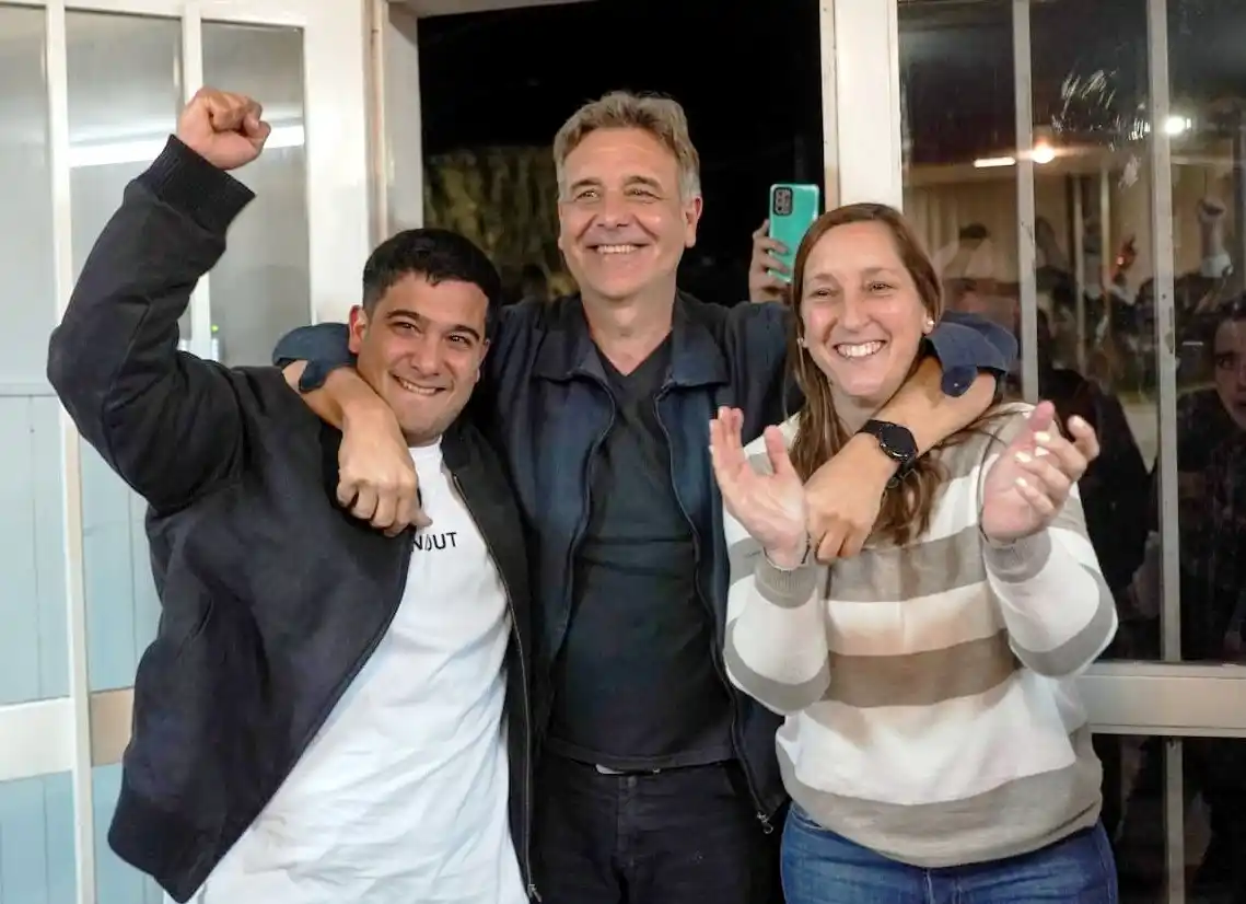 Festejando el triunfo el 10 de septiembre: Altamirano (izquierda), Maximino (centro) y Valdecasa (derecha).