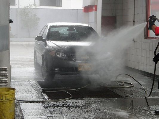 Autorizan el lavado de veredas y el funcionamiento de lavaderos de autos 