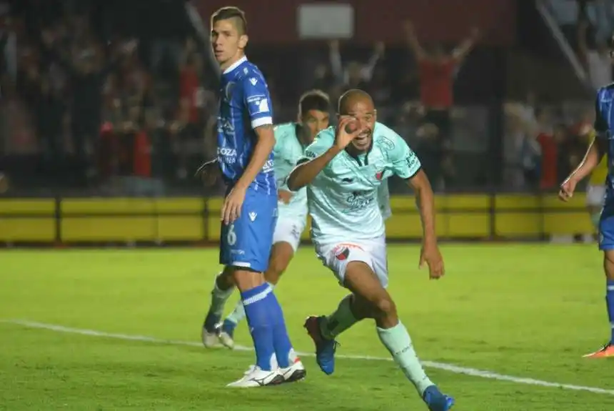 Vera rescindió con Colón y se suma a Tigre