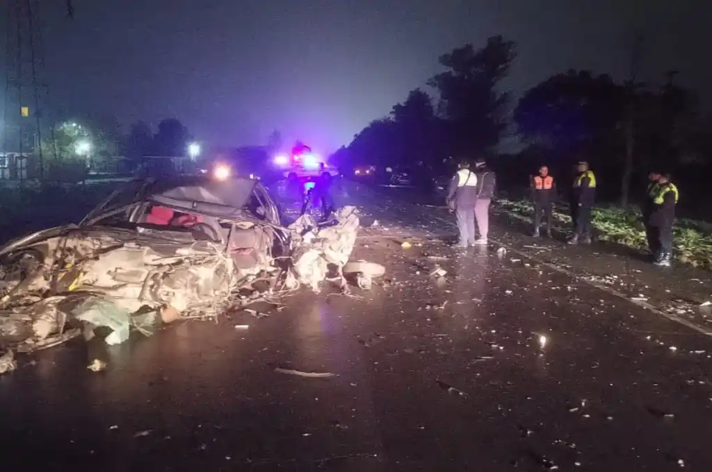 El auto que era conducido por la víctima fatal quedó irreconocible tras el violento accidente. (Foto: X/@cesarJuarez10).