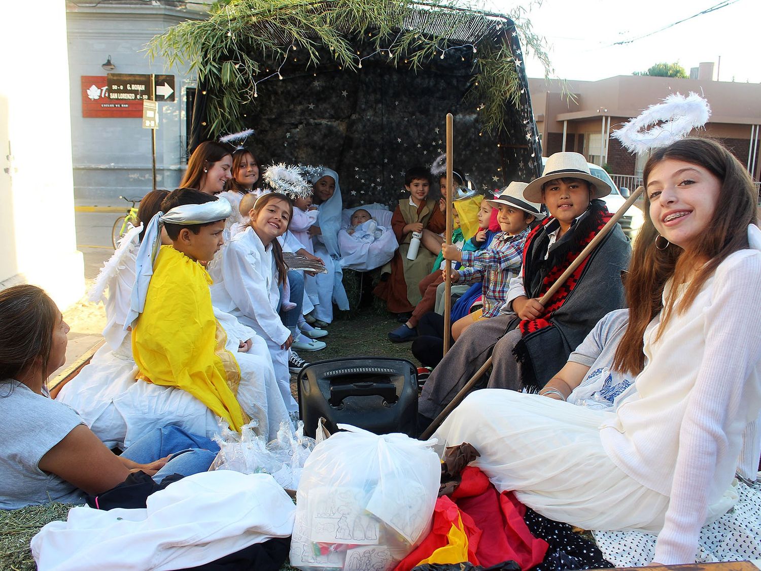 Toda alegría de los jóvenes que representaron el pesebre.