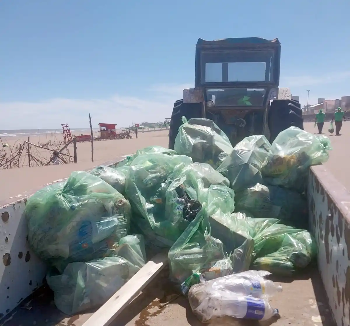 Ardua. Labor de limpieza de playas