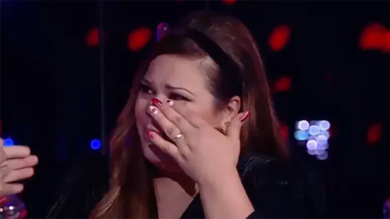 Julia Ferrón, emocionada luego de interpretar una canción de Whitney Houston