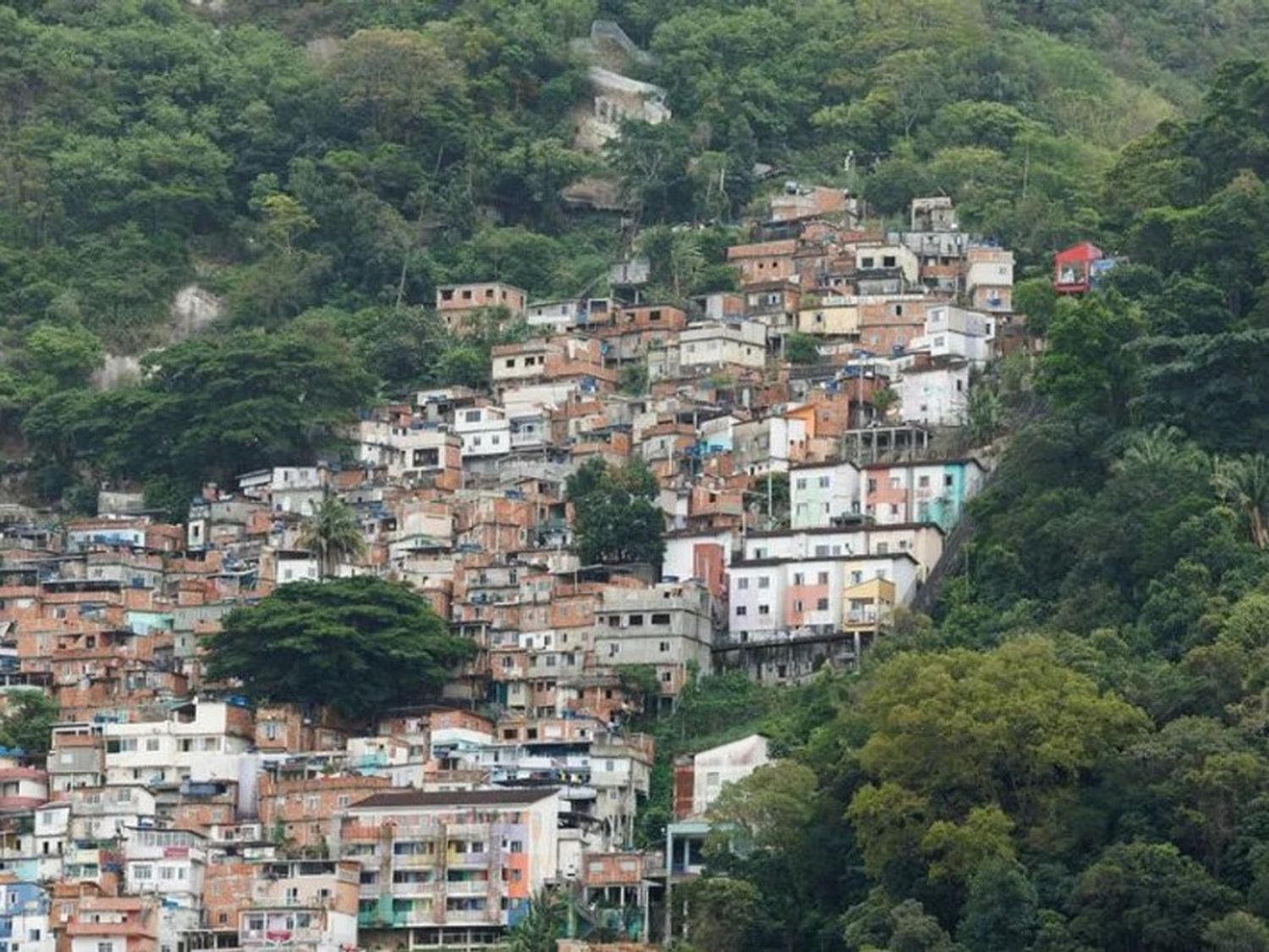 Aseguran que el clima en favelas de Brasil supera los 60 grados