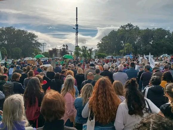Abrazo solidario por Chapadmalal: vecinos se unieron en defensa del complejo