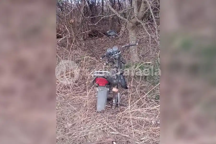Encontraron una moto abandonada y desarmada entre pastizales en zona rural de San Vicente