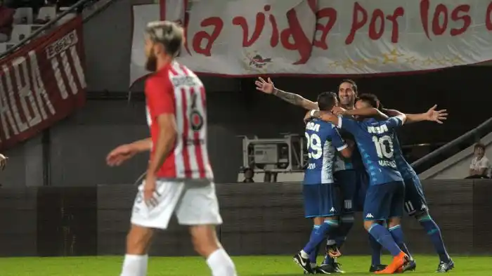 Racing se impuso a un inexpresivo Estudiantes
