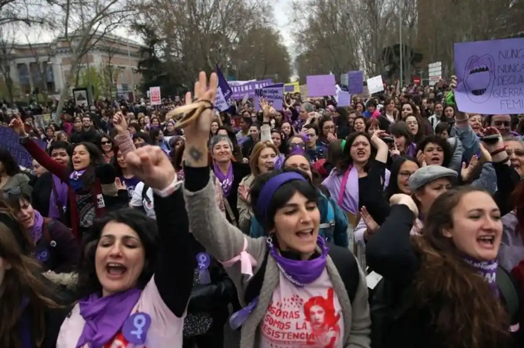 #8M: mujeres españolas marchan, pese a la prohibición
